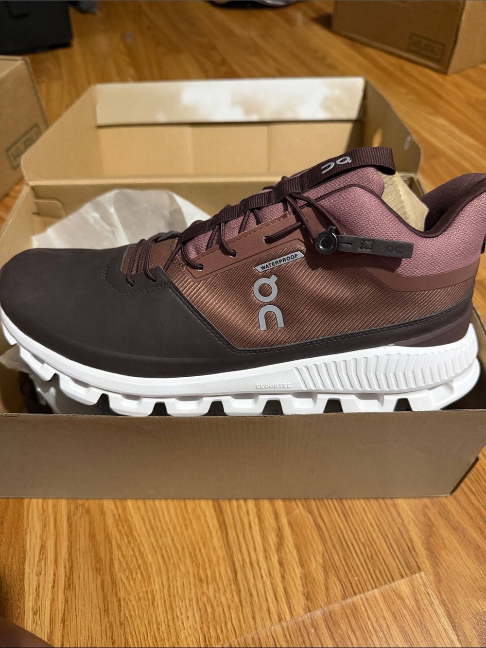 On Cloud Woman’s Cloud HI Waterproof Shoe in Brown and Mauve